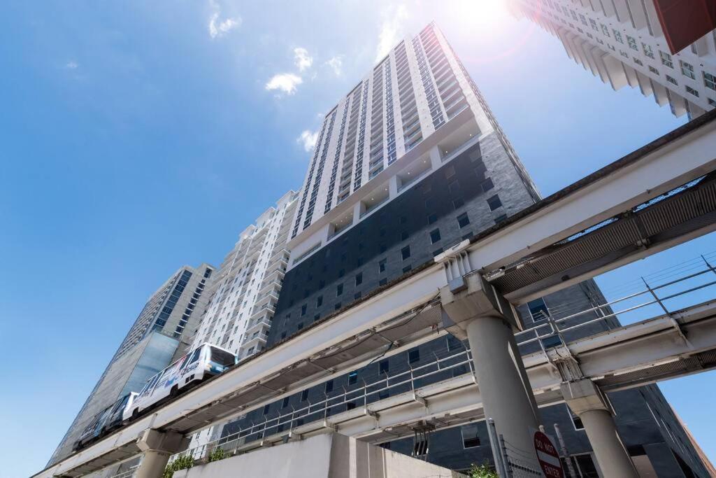 Stylish Modern Downtown Free Parking Apartamento