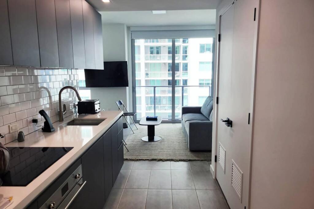 Stylish Modern Downtown Free Parking Apartamento