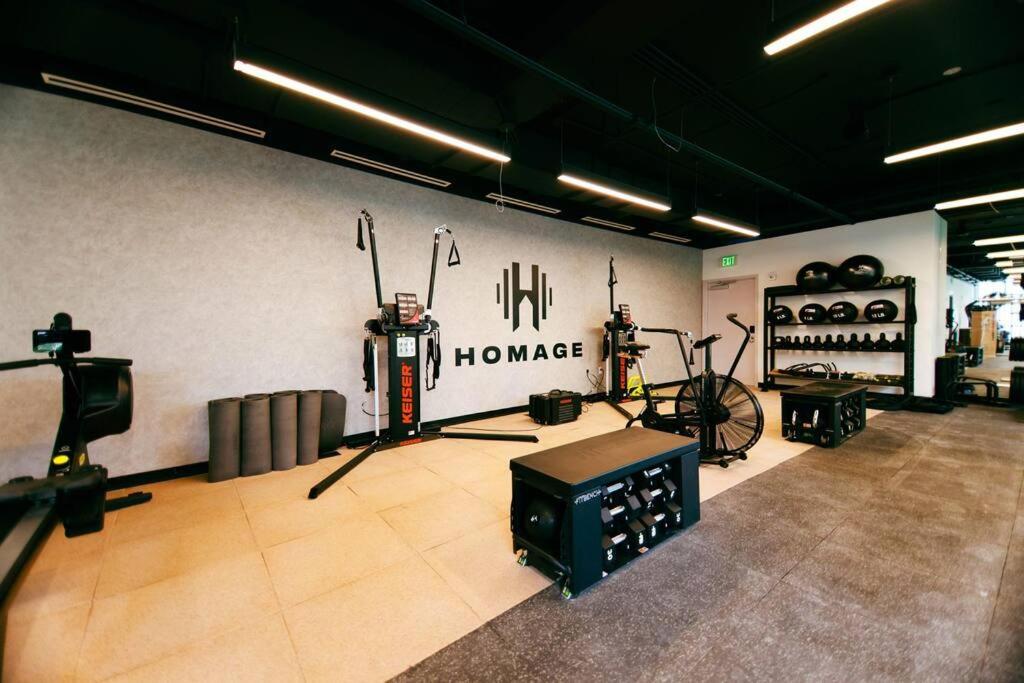 Stylish Modern Downtown Free Parking Apartamento