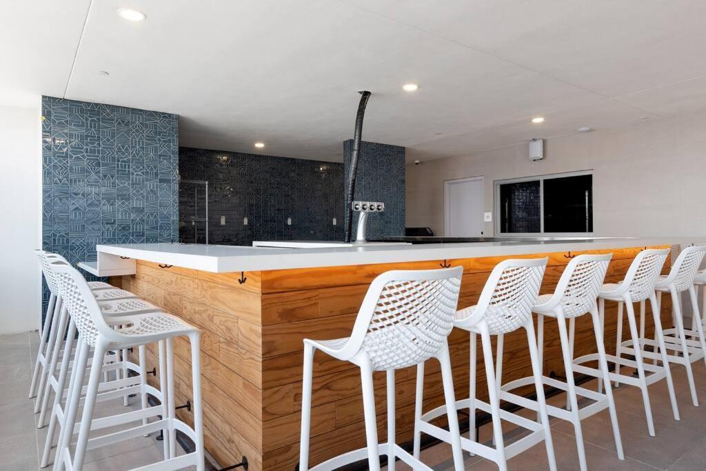 Stylish Modern Downtown Free Parking Apartamento
